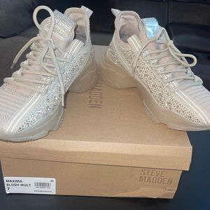 Steve Madden Maxima Blush size 7  rhinestone  sneakers. NIB